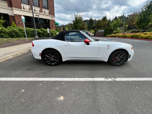 Used 2018 FIAT 124 Spider Abarth w/ Convenience Group RWD image 8