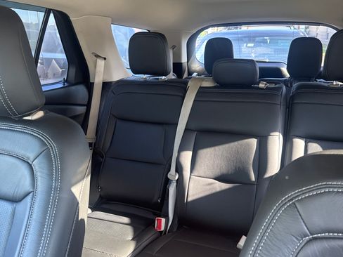 Used 2021 Ford Explorer XLT image 4