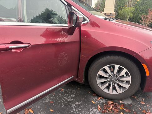 Used 2021 Chrysler Pacifica Limited w/ Premium & Safety Sphere Group image 18