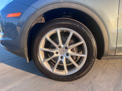 Used 2019 Porsche Cayenne Sport Utility 4D image 15