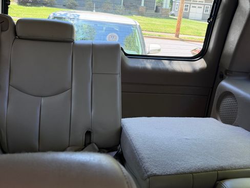 Used 2005 Chevrolet Tahoe Z71 w/ Preferred Equipment Group AWD/4WD image 12