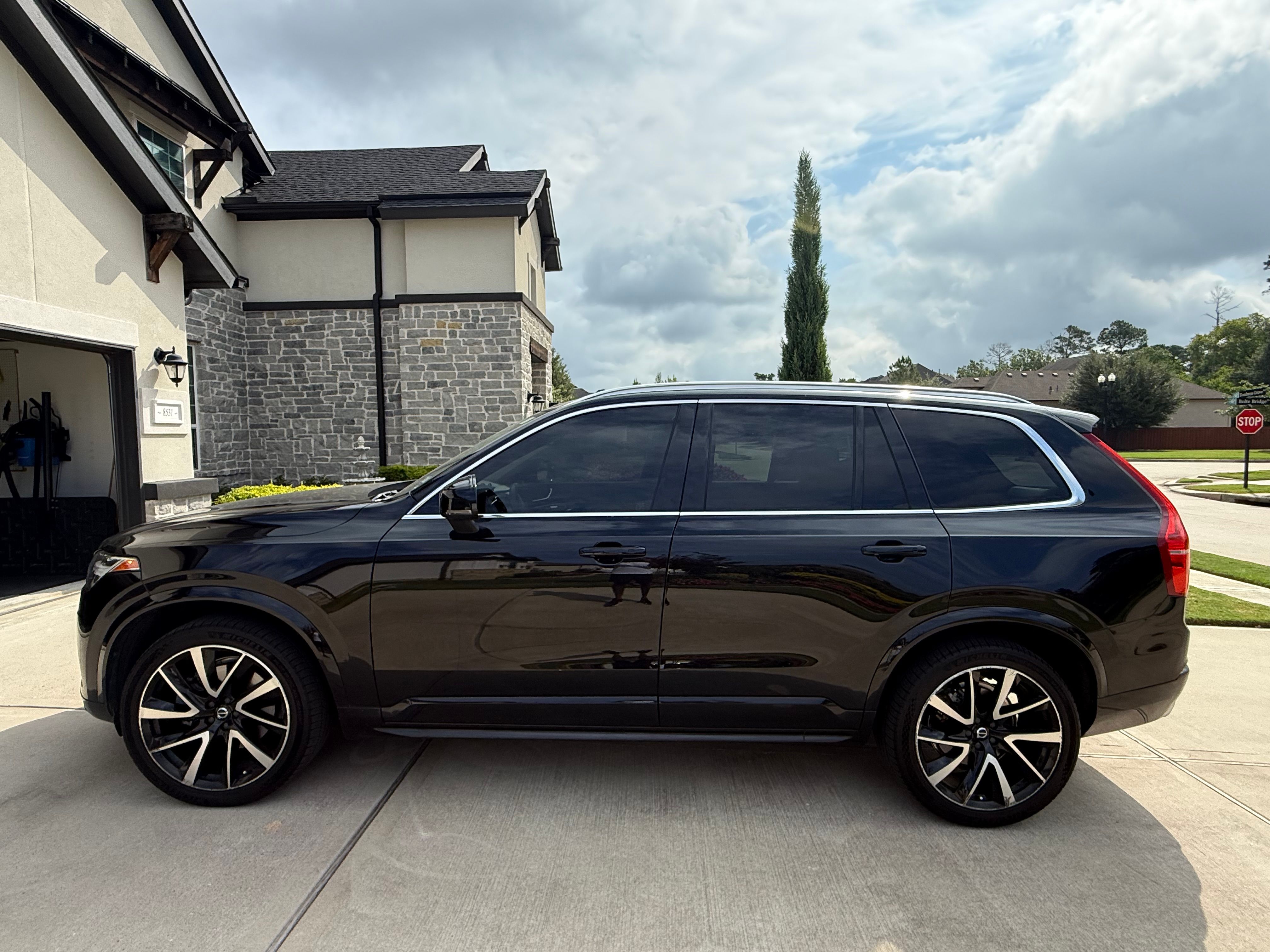 Used 2020 Volvo XC90 T6 Momentum w/ Protection Package AWD/4WD image 1