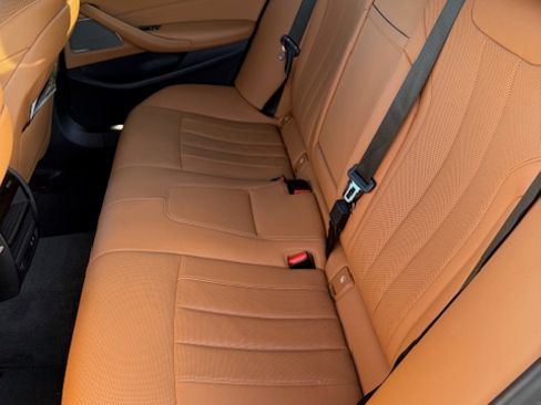 Used 2021 BMW 530e w/ Premium Package image 12