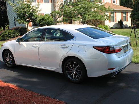 Used 2017 Lexus ES 350 w/ Navigation System Package FWD image 4
