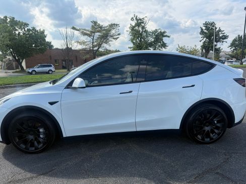 Used 2021 Tesla Model Y Long Range AWD/4WD image 1