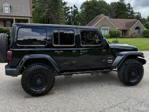 Used 2018 Jeep Wrangler Unlimited Sahara AWD/4WD image 6