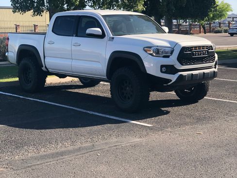 Used 2019 Toyota Tacoma TRD Off-Road AWD/4WD image 2