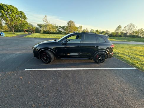 Used 2016 Porsche Cayenne GTS AWD/4WD image 2