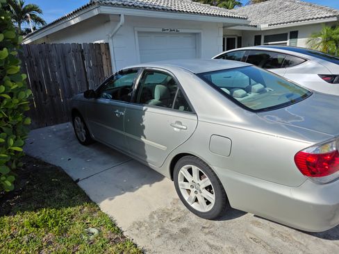 Used 2005 Toyota Camry FWD image 11