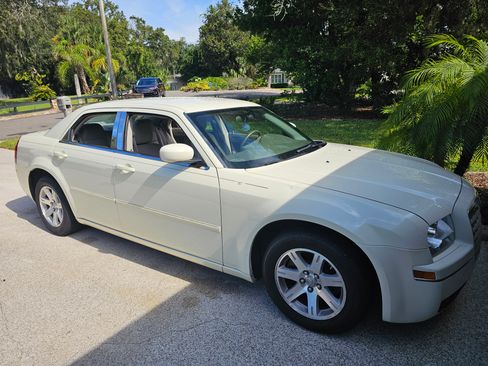 Used 2007 Chrysler 300 Touring w/ Comfort/Convenience Group image 1