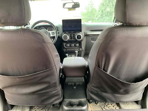 Used 2015 Jeep Wrangler Unlimited Rubicon image 9