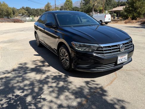 Used 2019 Volkswagen Jetta SE w/ Cold Weather Package FWD image 13