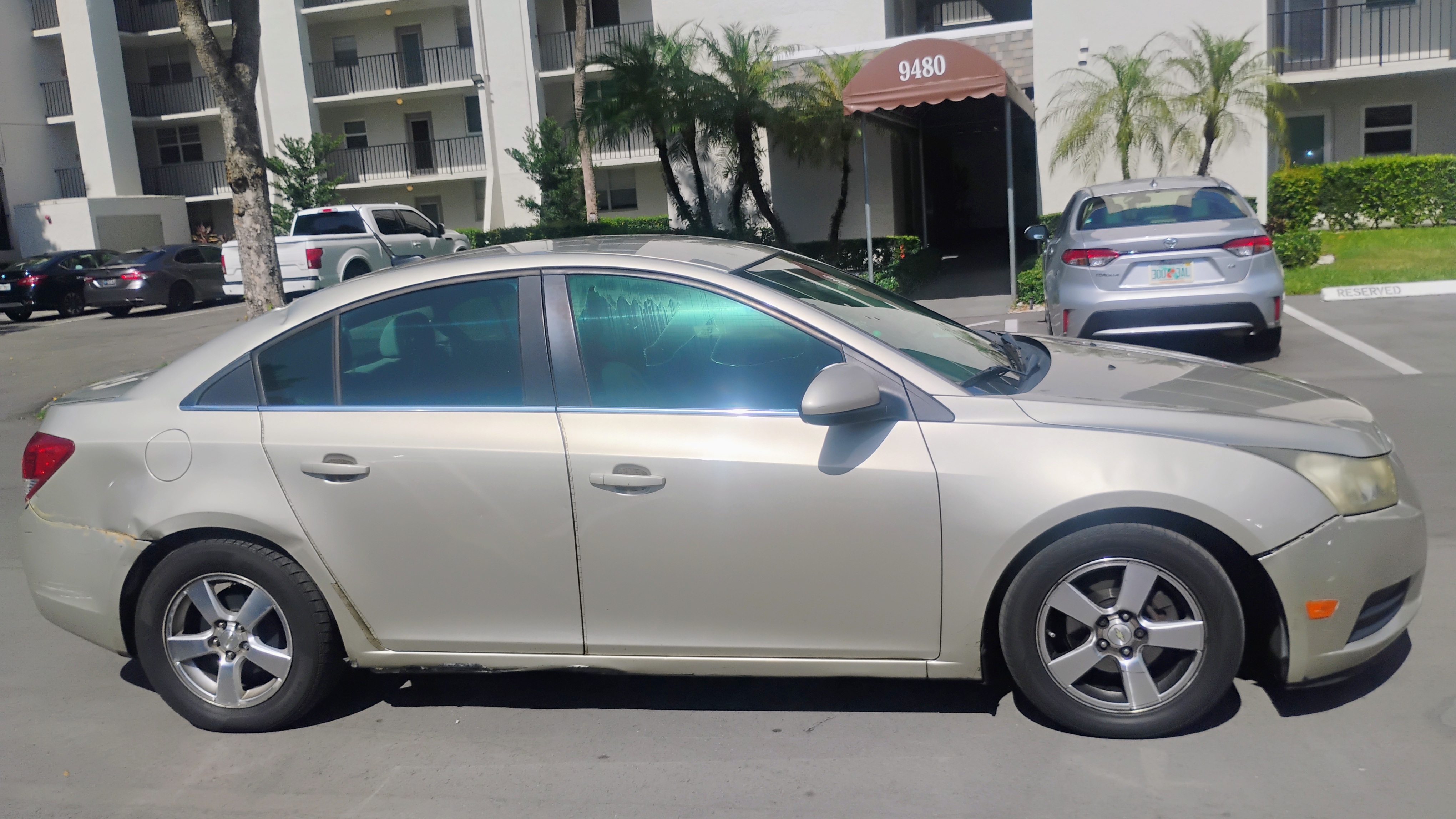 Used 2014 Chevrolet Cruze LT FWD image 2