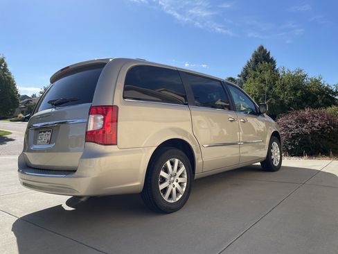 Used 2015 Chrysler Town & Country Touring w/ Driver Convenience Group FWD image 5