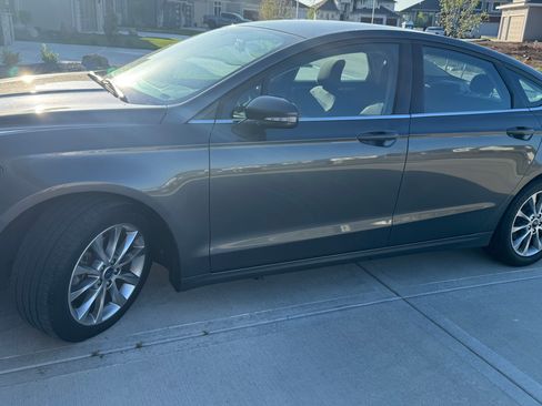 Used 2017 Ford Fusion SE w/ Fusion SE Technology Package image 2