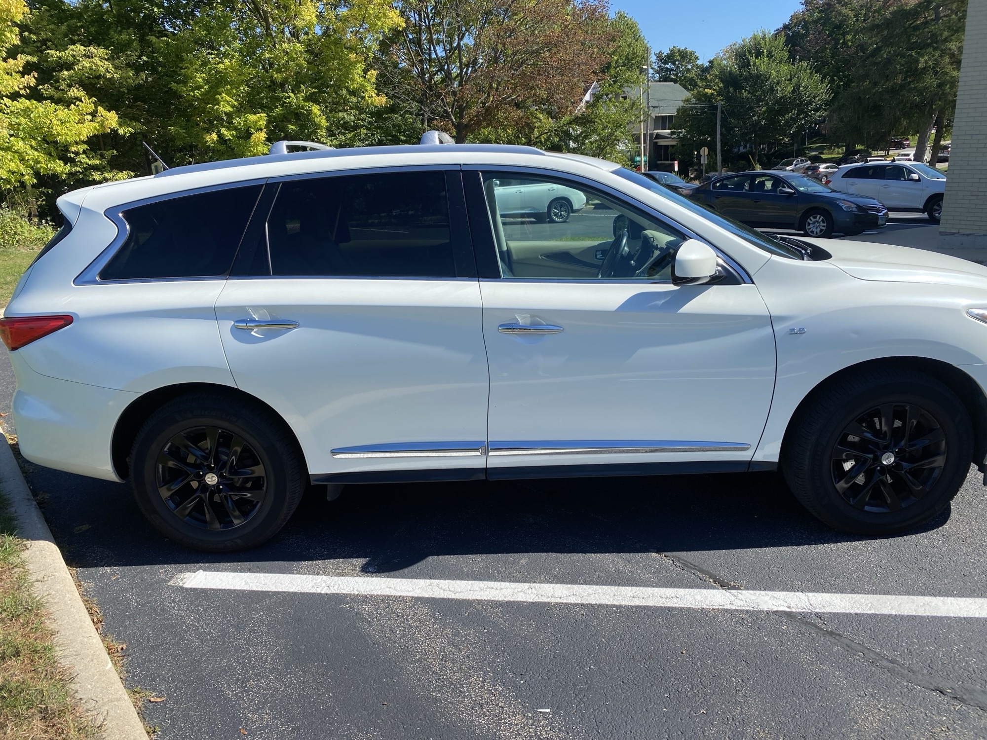 Used 2015 INFINITI QX60 FWD w/ Premium Package image 4