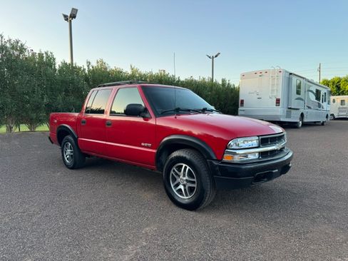 Used 2004 Chevrolet S10 Pickup LS w/ Appearance Package AWD/4WD image 2
