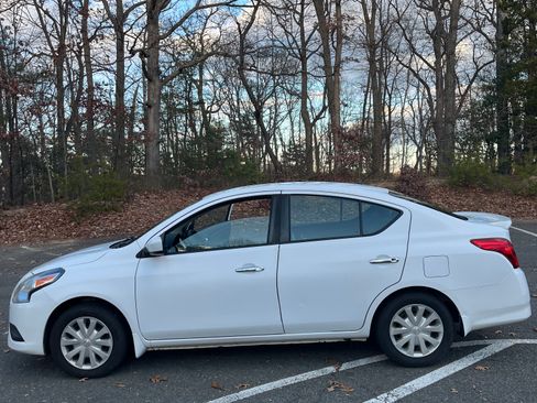 Used 2017 Nissan Versa SV image 2