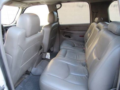 Used 2005 Chevrolet Suburban 2500 LS w/ Suspension Package, Autoride AWD/4WD image 9