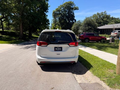 Used 2018 Chrysler Pacifica Touring-L FWD image 6