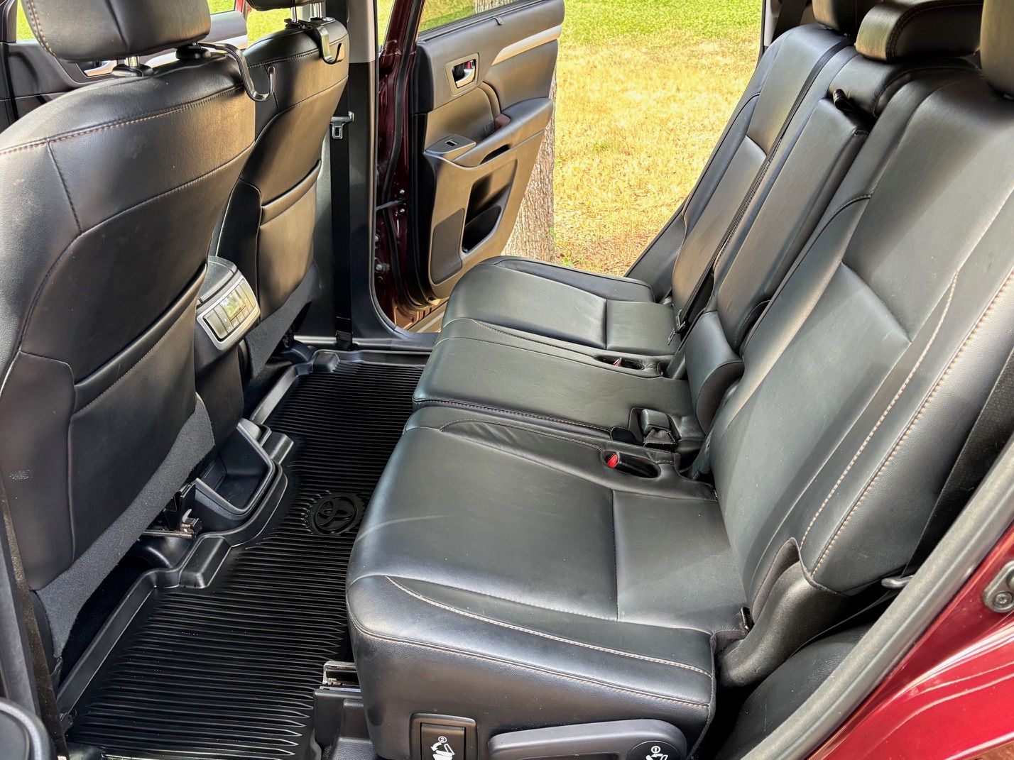 Used 2018 Toyota Highlander XLE AWD/4WD image 13