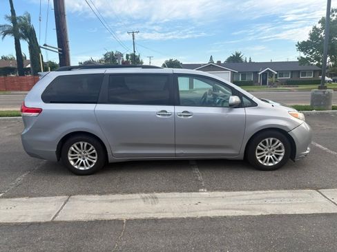 Used 2013 Toyota Sienna XLE FWD image 1