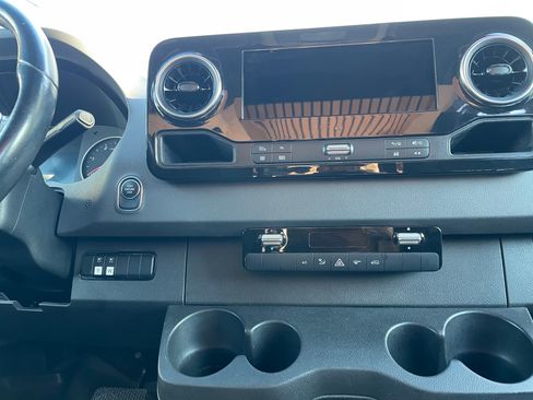 Used 2019 Mercedes-Benz Sprinter 2500 image 21