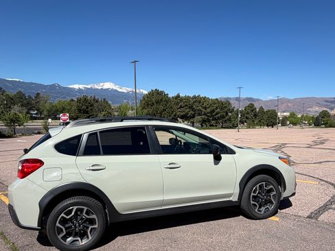 Used 2017 Subaru Crosstrek 2.0i AWD/4WD image 2