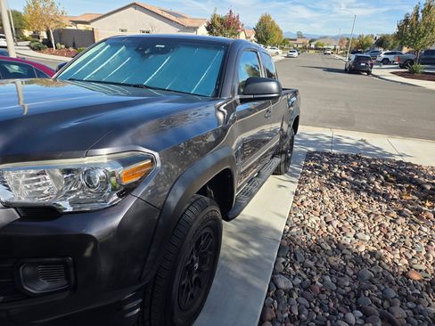 Used 2020 Toyota Tacoma SR image 9