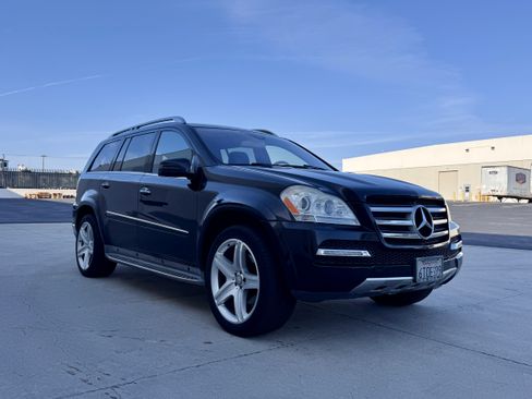 Used 2011 Mercedes-Benz GL 550 4MATIC image 4