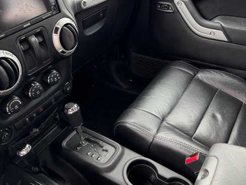 Used 2012 Jeep Wrangler Sahara w/ Connectivity Group AWD/4WD image 8