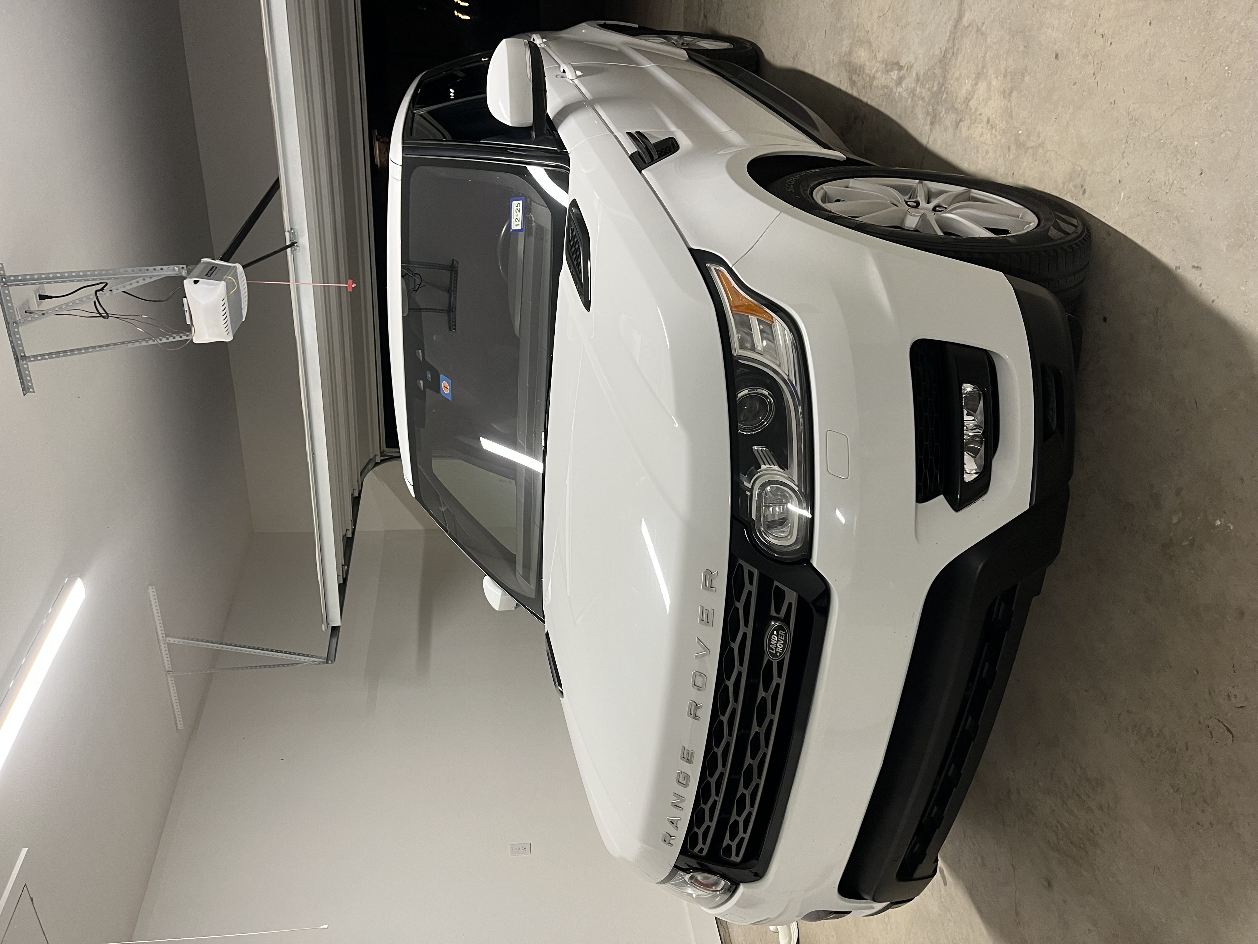 Used 2017 Land Rover Range Rover Sport SE AWD/4WD image 2