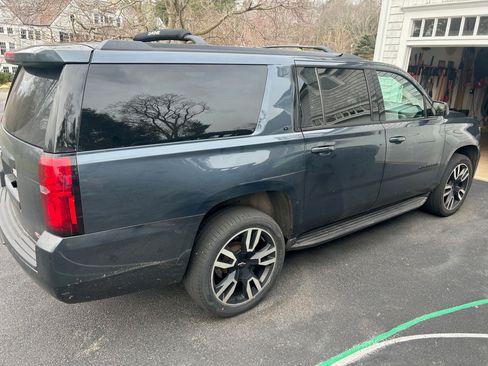 Used 2020 Chevrolet Suburban LT w/ RST Edition image 6