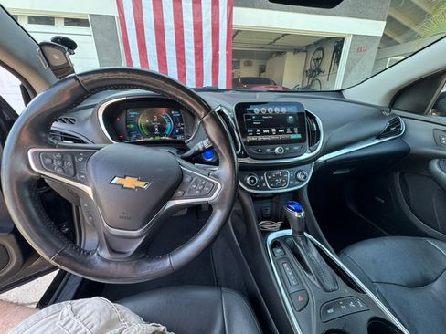 Used 2018 Chevrolet Volt Premier w/ Driver Confidence Package FWD image 9