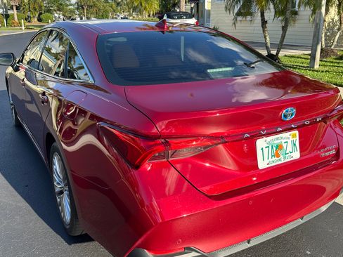Used 2022 Toyota Avalon Limited image 4