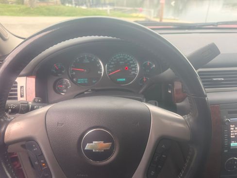 Used 2014 Chevrolet Suburban LT image 9