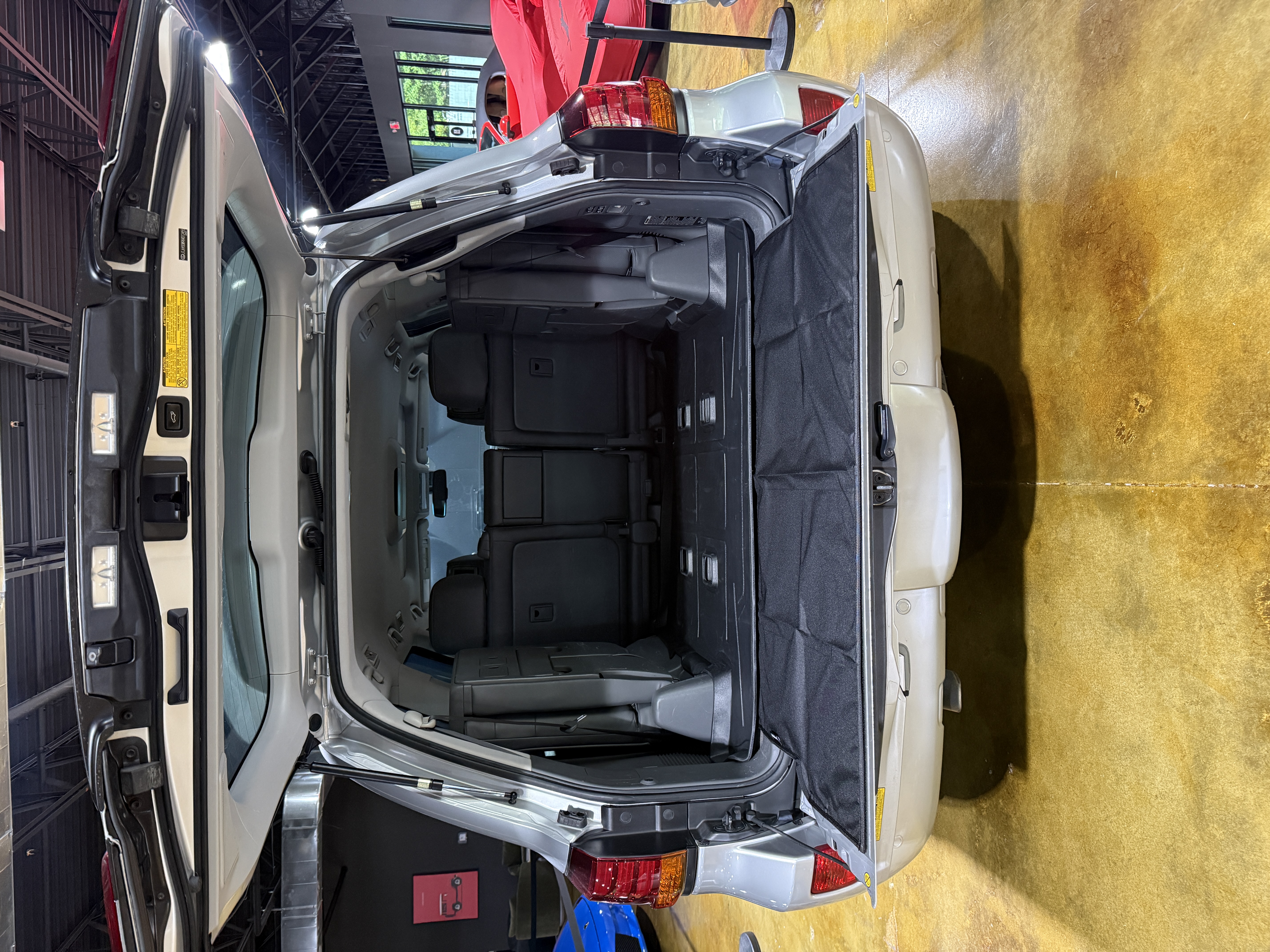 Used 2008 Lexus LX 570 4WD w/ Technology Pkg image 9