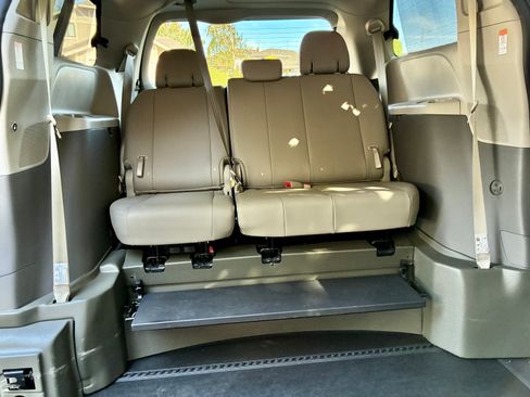 Used 2019 Toyota Sienna XLE w/ XLE Navigation Package FWD image 6