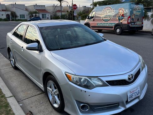 Used 2012 Toyota Camry SE image 1