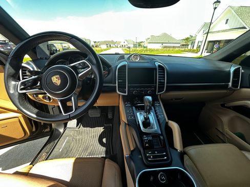 Used 2016 Porsche Cayenne AWD/4WD image 10