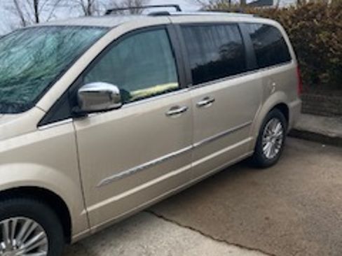 Used 2013 Chrysler Town & Country Limited w/ Luxury Group image 11