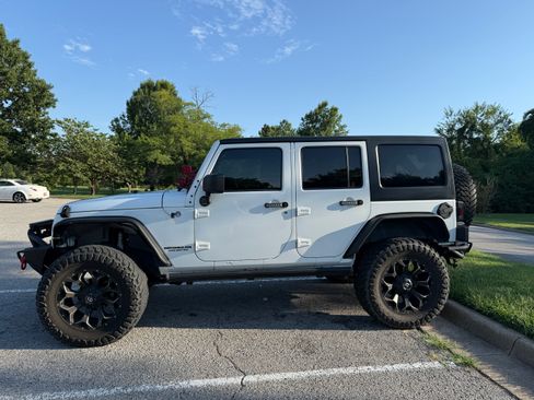 Used 2012 Jeep Wrangler Unlimited Rubicon w/ Connectivity Group AWD/4WD image 4