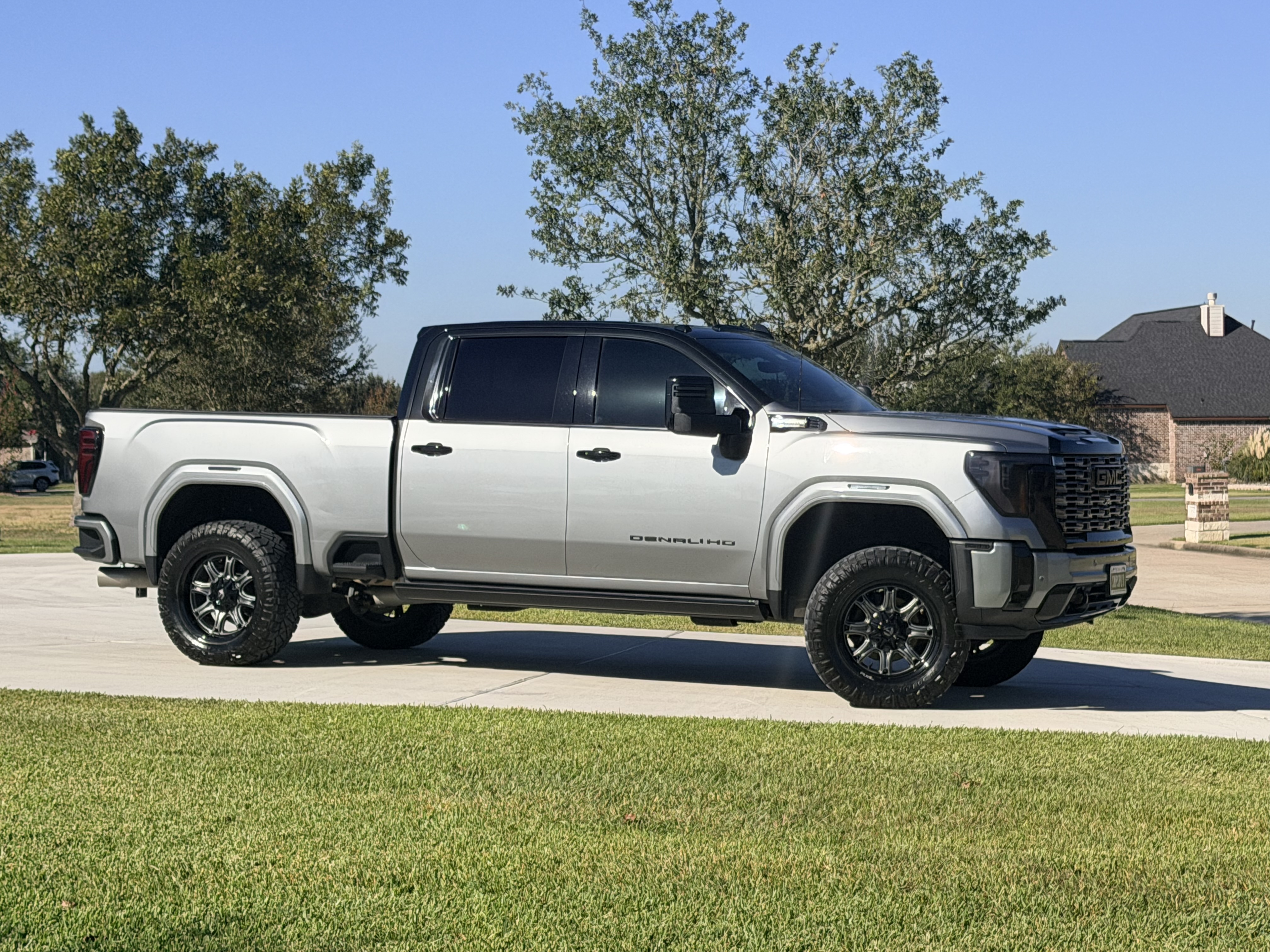 Used 2025 GMC Sierra 2500 Denali Ultimate AWD/4WD image 1