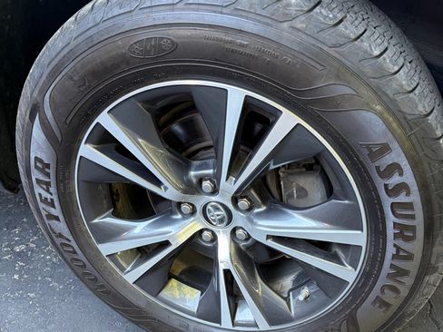 Used 2018 Toyota Highlander Plus FWD image 12