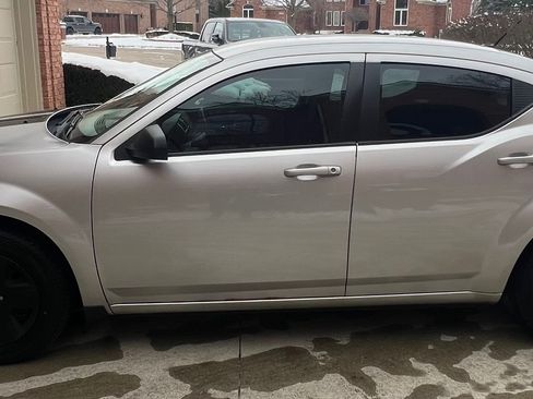 Used 2010 Dodge Avenger SXT image 4