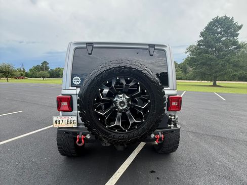 Used 2018 Jeep Wrangler Unlimited Sahara AWD/4WD image 12