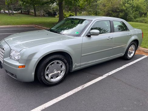 Used 2006 Chrysler 300 Touring RWD image 2