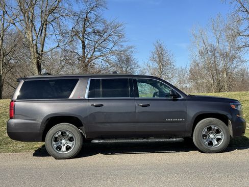 Used 2017 Chevrolet Suburban LT image 6