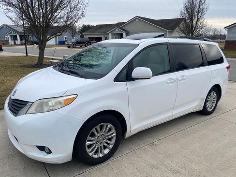 Used 2011 Toyota Sienna XLE image 1