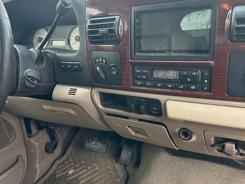 Used 2005 Ford F250 Lariat image 12